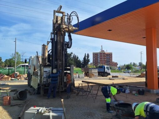 Instalación de Piezómetro de Control en Gasolinera. C/Jilguero, Utrera (Sevilla)
